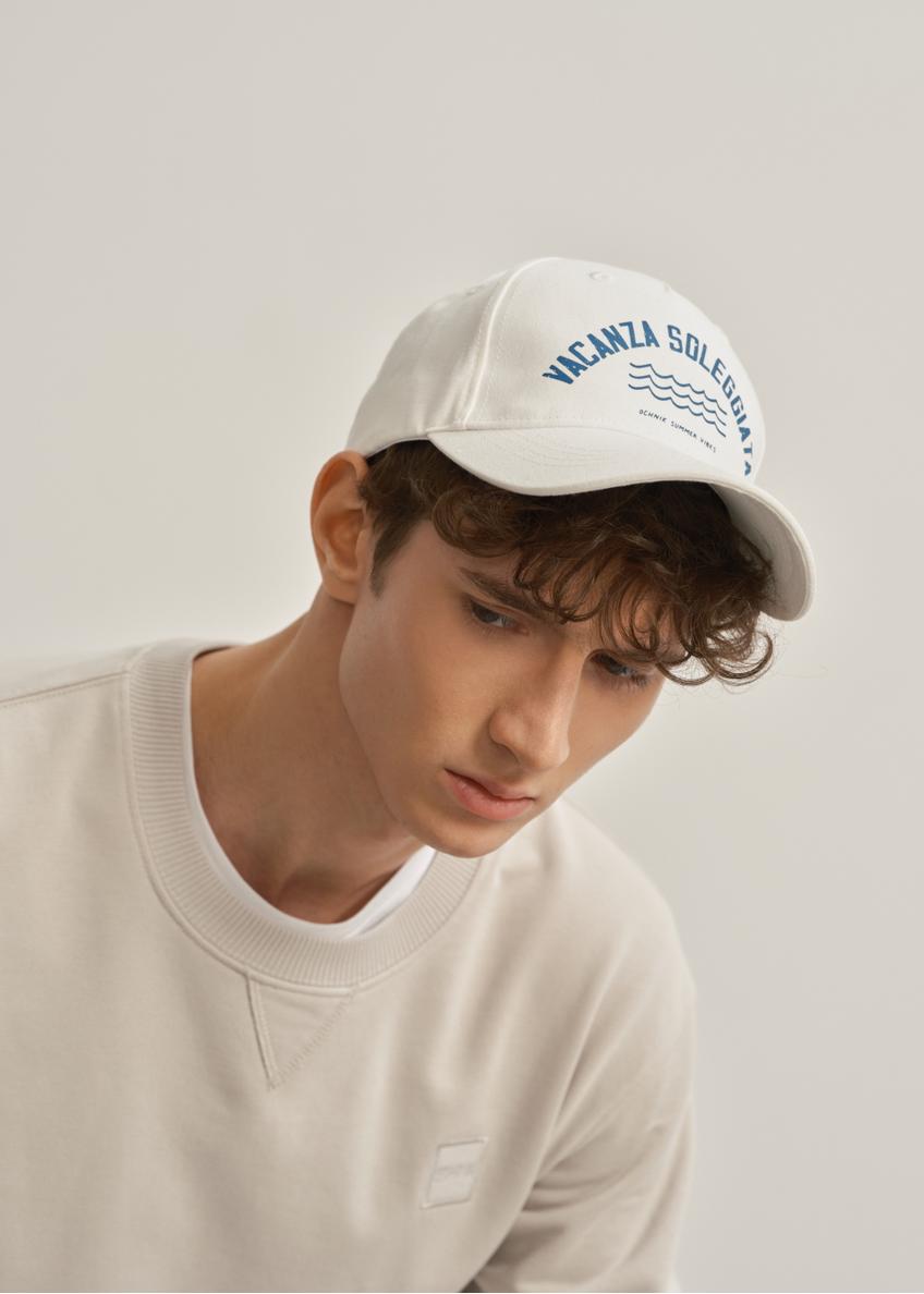 Biała czapka z daszkiem z printem CZALT-0005-12(W23)