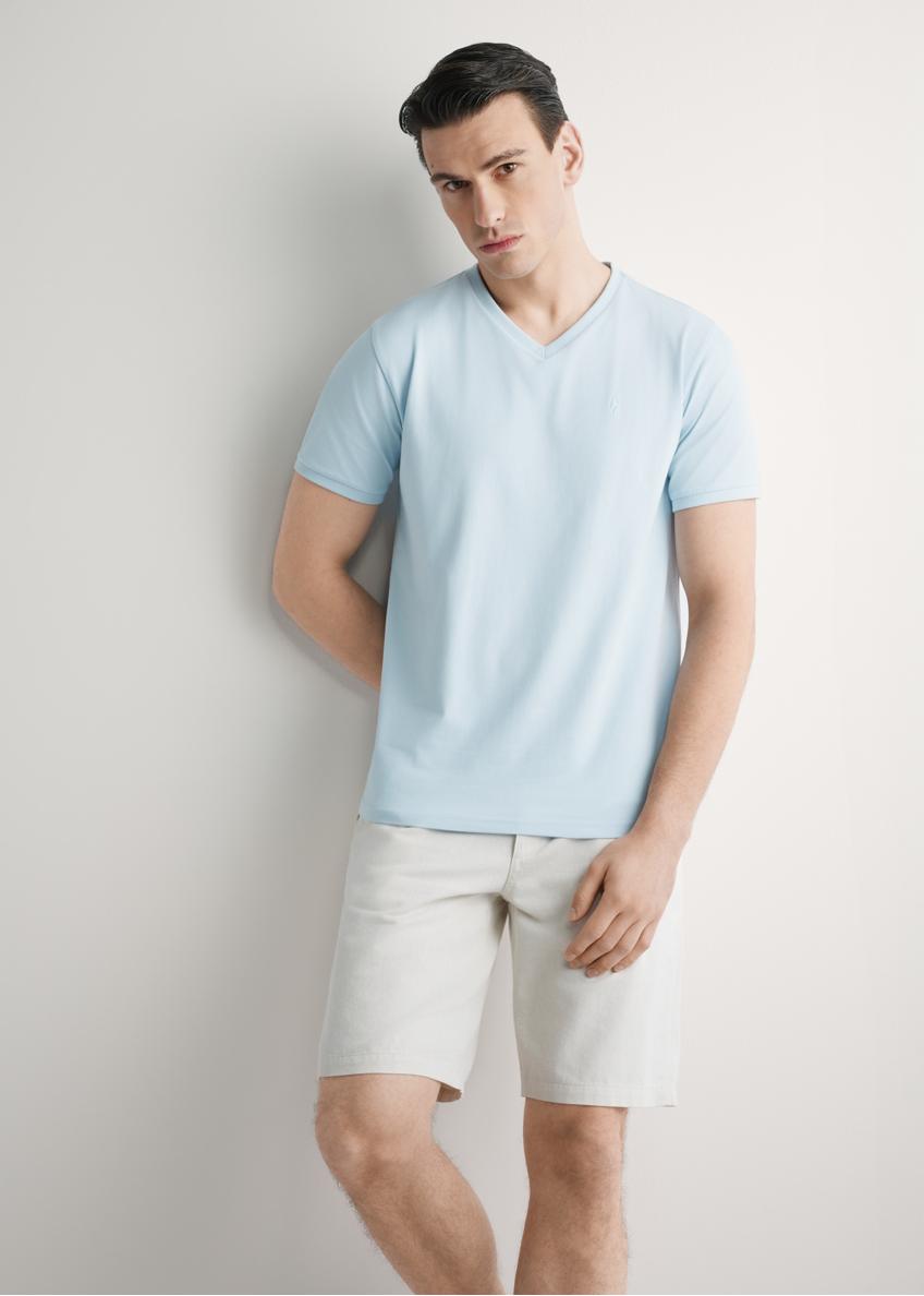 Niebieski bawełniany T-shirt męski TSHMT-0088-7A(W26), widok produktu z przodu na modelu. Widoczna połowa sylwetki.