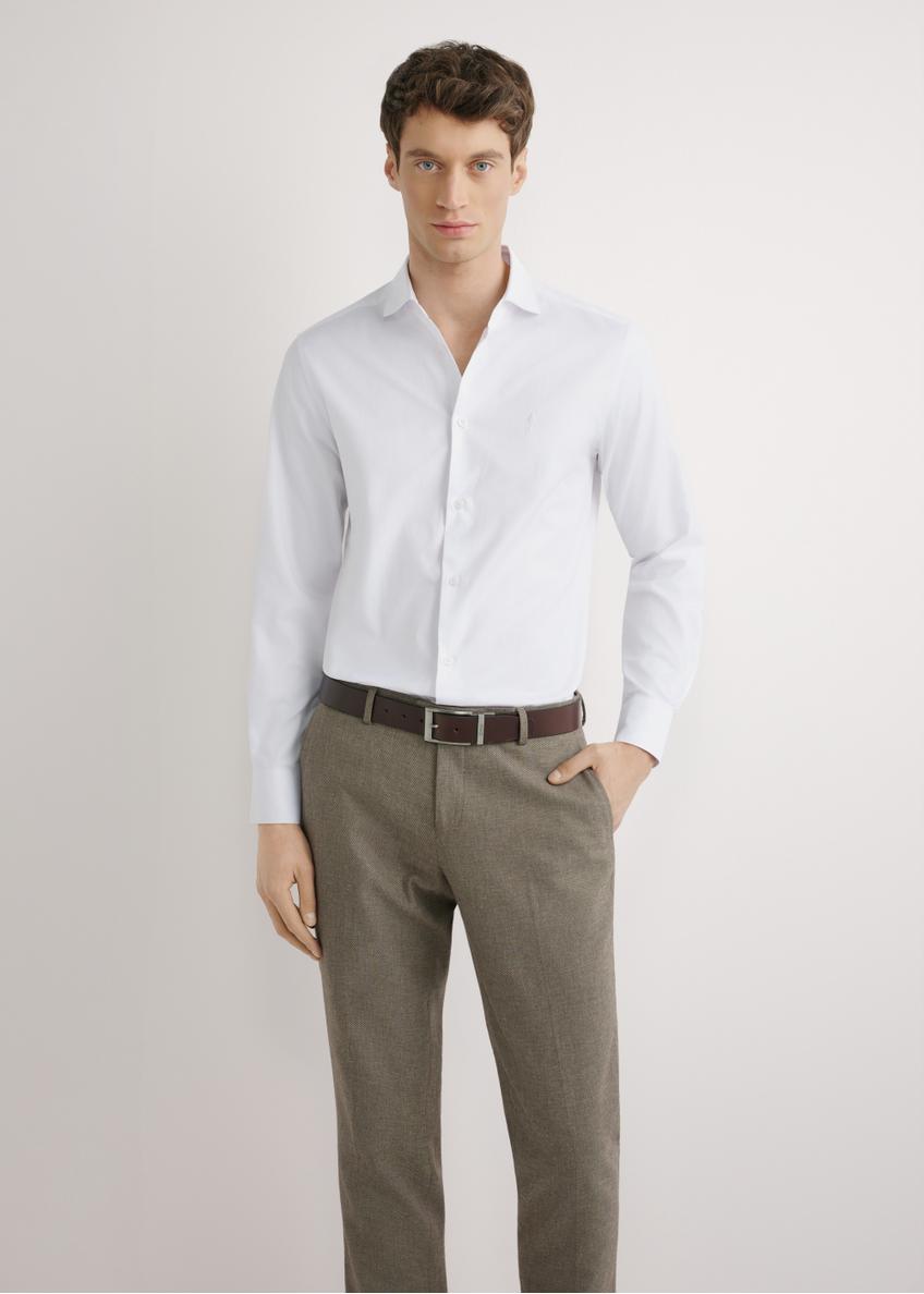 Biała koszula męska z bawełny KOSMT-0358-0A(W26) - widok produktu z przodu, na modelu, na jasnym tle. Widoczna sylwetka do połowy.