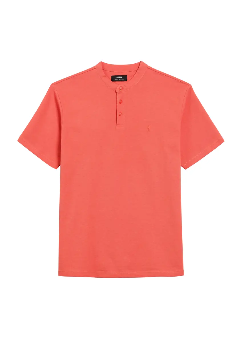 Koralowa koszulka polo męska POLMT-0061-34(Z24), widok produktu od przodu na białym tle.