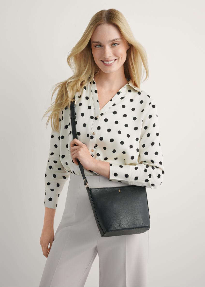 Czarna skórzana torebka na ramię TORES-1280-99(W26)