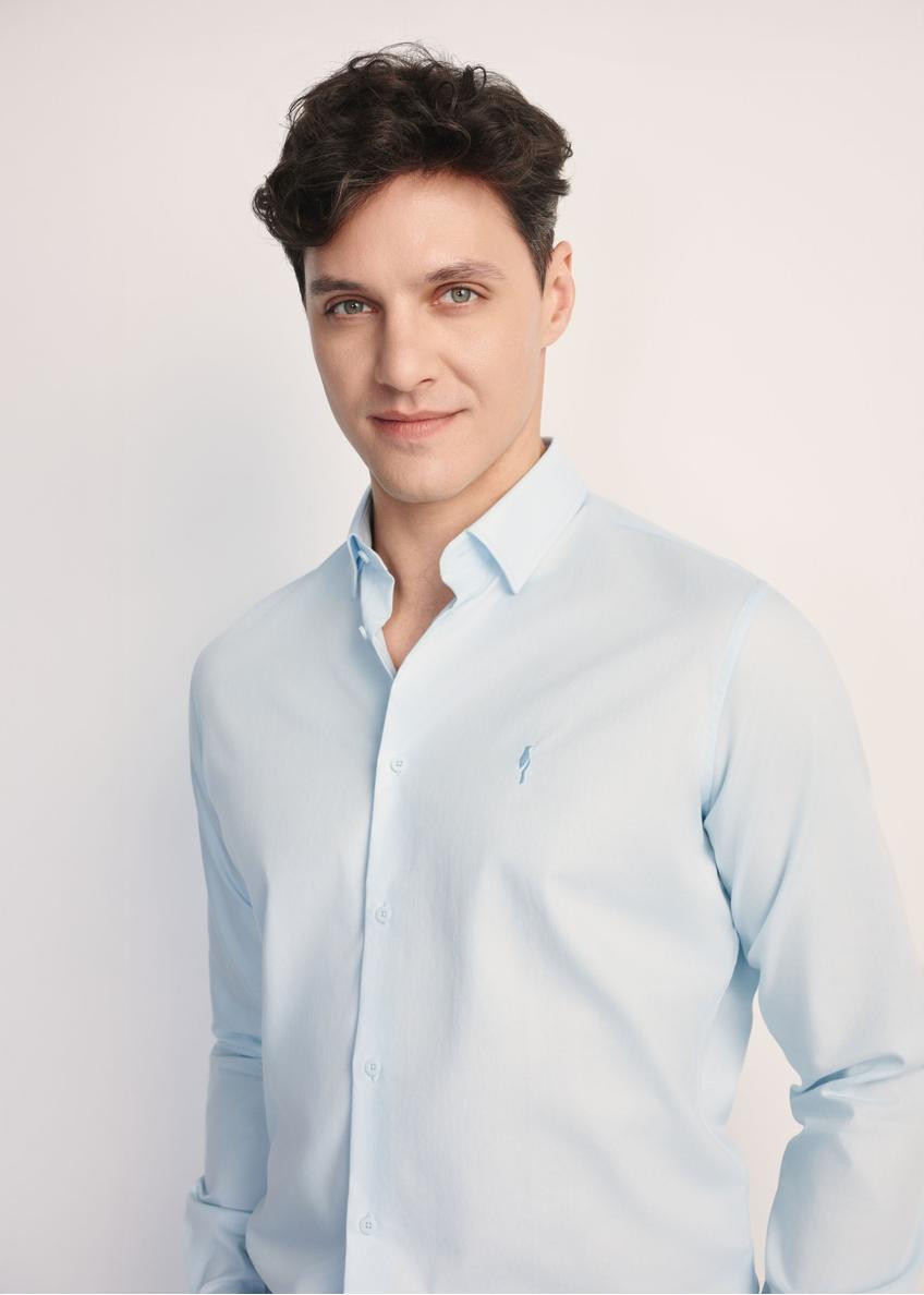 Błękitna koszula męska KOSMT-0351-62(Z25) - widok produktu z przodu na modelu na białym tle. Widoczna połowa sylwetki. 