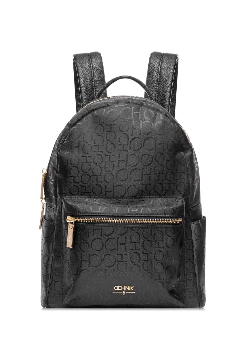 Czarny plecak damski z monogramem TOREN-0280A-99(W25), widok produktu z przodu na białym tle.