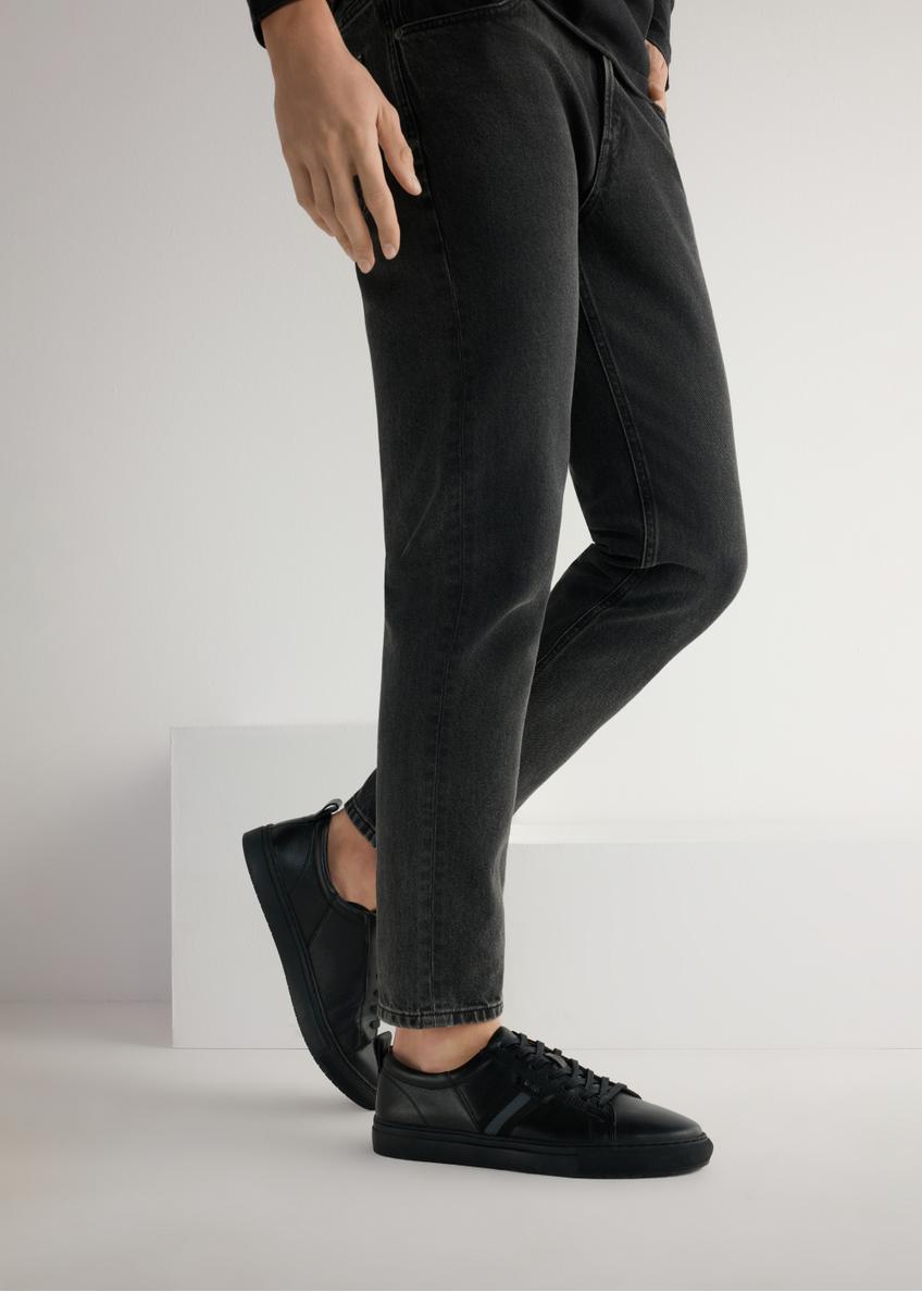 Czarne skórzane buty męskie BUTYM-0430A-99(W25), widok produktu od boku na modelu, widoczna połowa sylwetki.