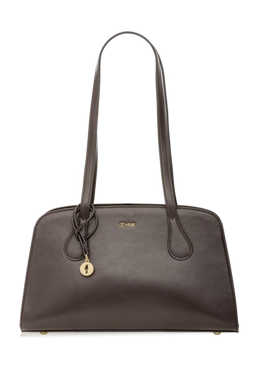 Brązowa torebka na ramię TOREC-1236-1H(W26), widok produktu z przodu na białym tle.