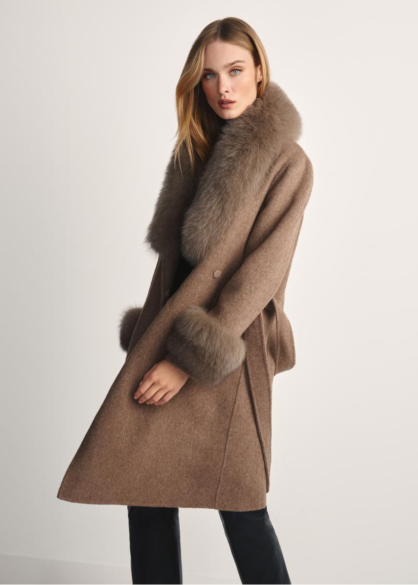 Długie wełniane futro damskie w kolorze camelu FUTDF-0112-3181(Z25) - widok produktu z przodu na modelce na białym tle. Widoczna sylwetka do kolana. 