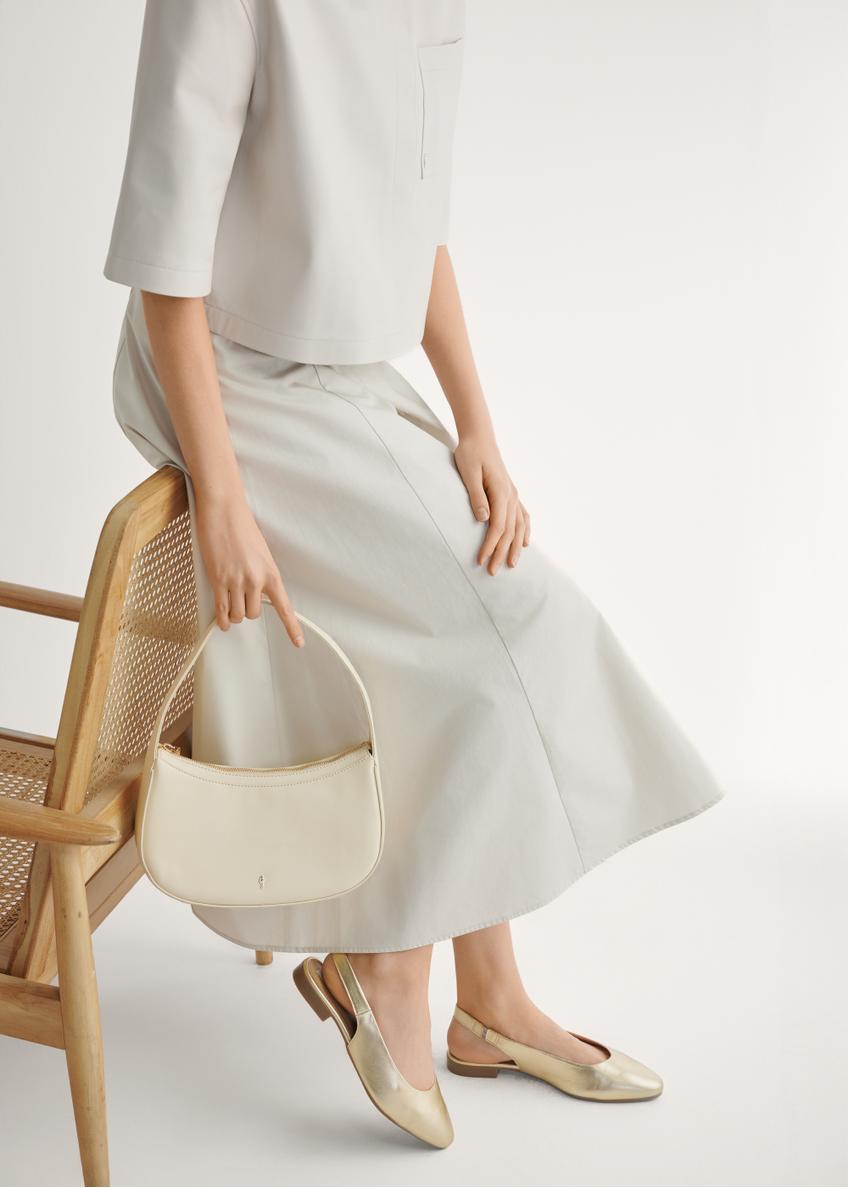 Złote baleriny damskie bez pięty BUTYD-1246-2X(W26), widok produktu z boku na stopach modelki.