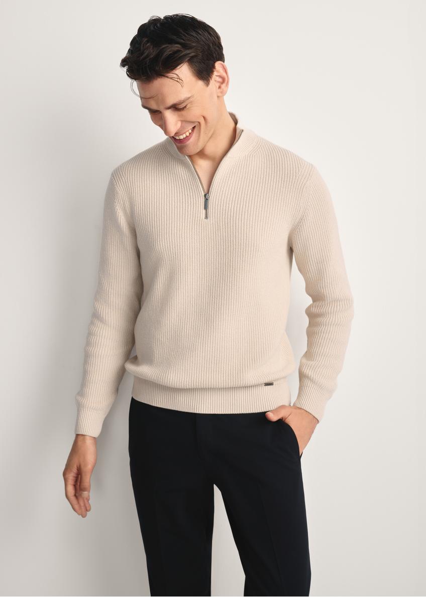 Beżowy sweter męski SWEMT-0175-80(Z25), widok produktu z przodu na modelu. Widoczna polowa sylwetki.