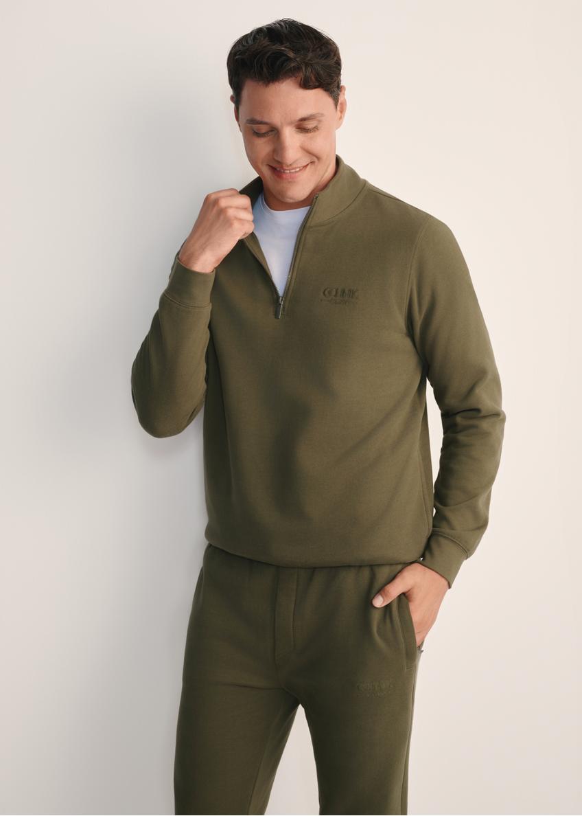 Bluza męska bez kaptura w kolorze khaki BLZMT-0067-55(Z25), widok produktu z przodu na modelu. Widoczna połowa sylwetki.