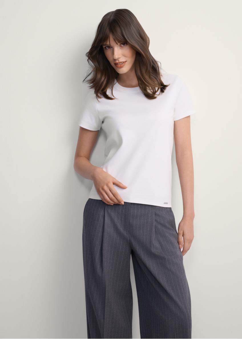 Biały bawełniany t-shirt damski TSHDT-0144-11(Z25), widok produktu od przodu na modelce, widoczna połowa sylwetki.
