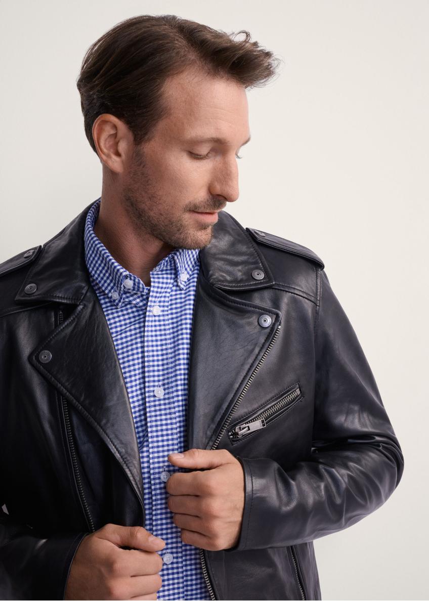 Męska ramoneska ze skóry naturalnej KURMS-0292-99(KS), widok produktu z przodu na modelu. Widoczna połowa sylwetki.