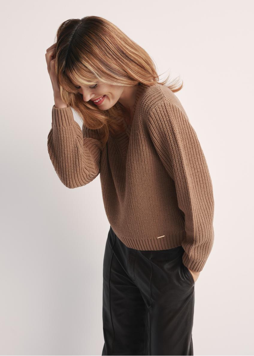 Camelowy sweter dekolt V damski SWEDT-0162-83(Z24), widok produktu od boku na modelce, widoczne pół sylwetki.