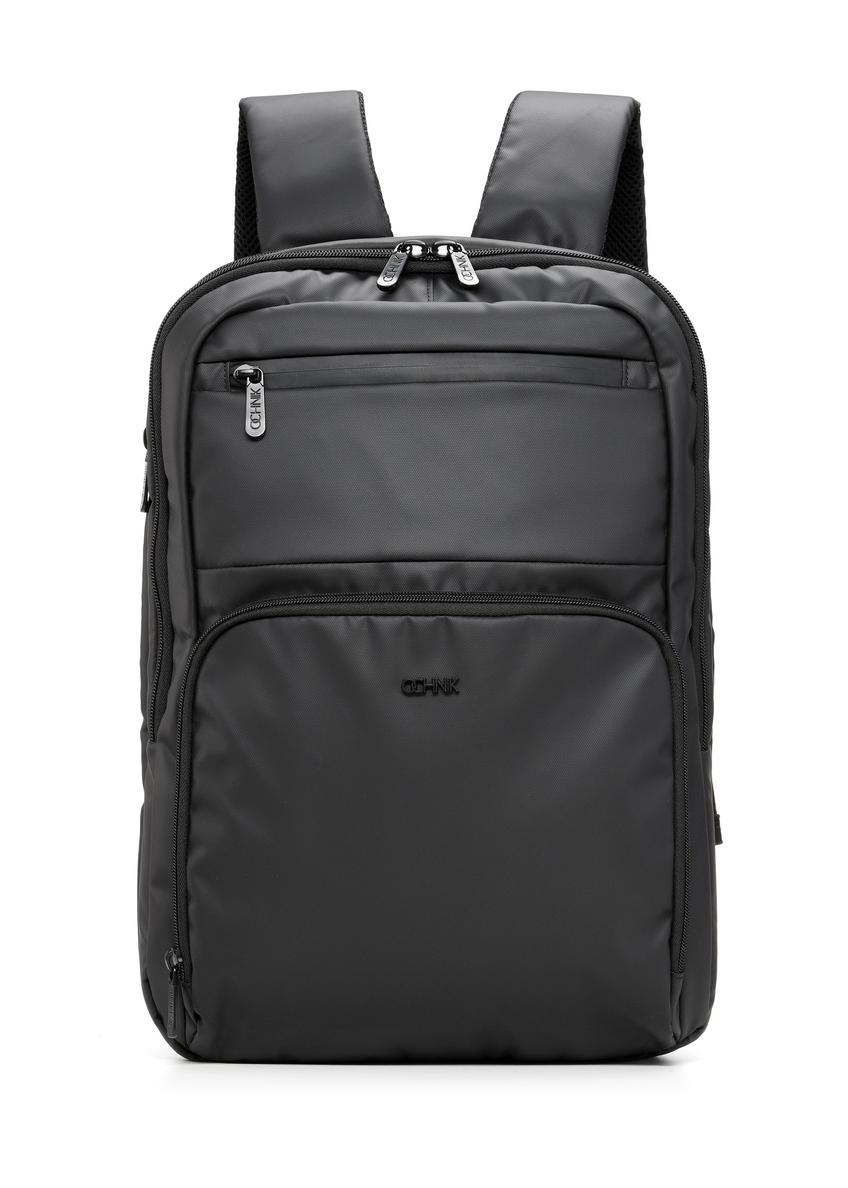 Czarny plecak męski TORMN-0410-99(W26) - widok produktu z przodu, na białym tle. 