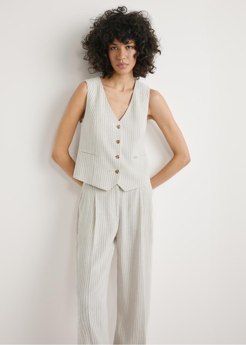 Kamizelka damska z wiskozy KAMDT-0037-0P(W26) - widok produktu z przodu, na modelce, na jasnym tle. Widoczna sylwetka do kolan. 