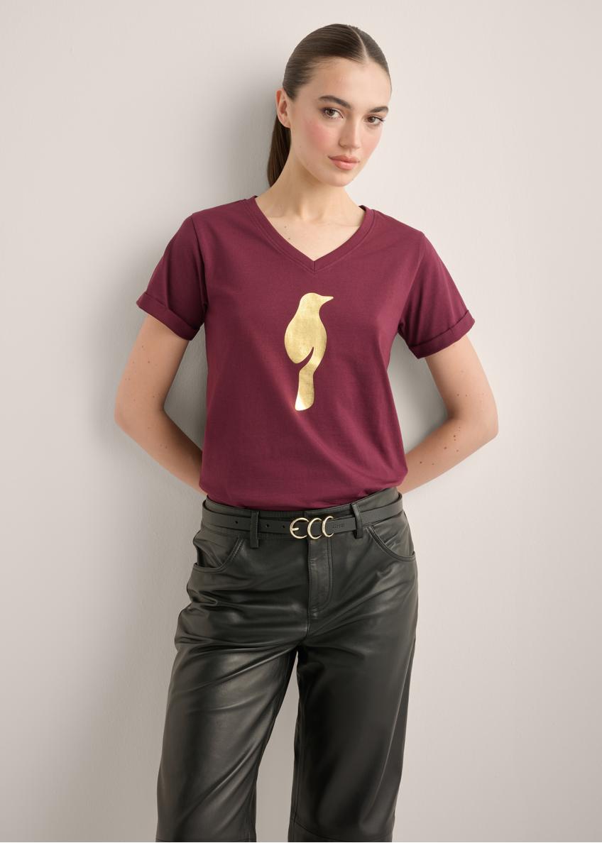 Bordowy t-shirt damski TSHDT-0149-4D(Z26), widok produktu od przodu na modelce. Widoczna połowa sylwetki.