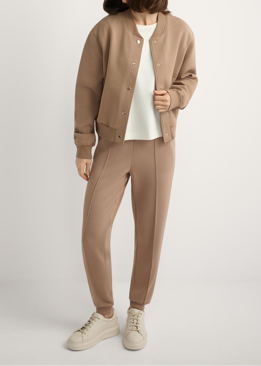 Skórzane buty damskie na platformie BUTYD-1258-0B(W26), widok produktu z przodu na stopach modelki.