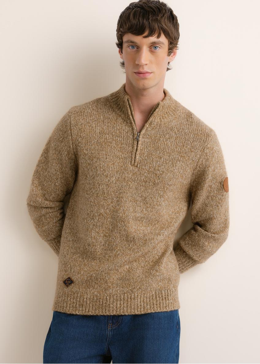 Camelowy sweter męski z wełną SWEMT-0218-1D(Z26), widok produktu z przodu na modelu. Widoczna połowa sylwetki.