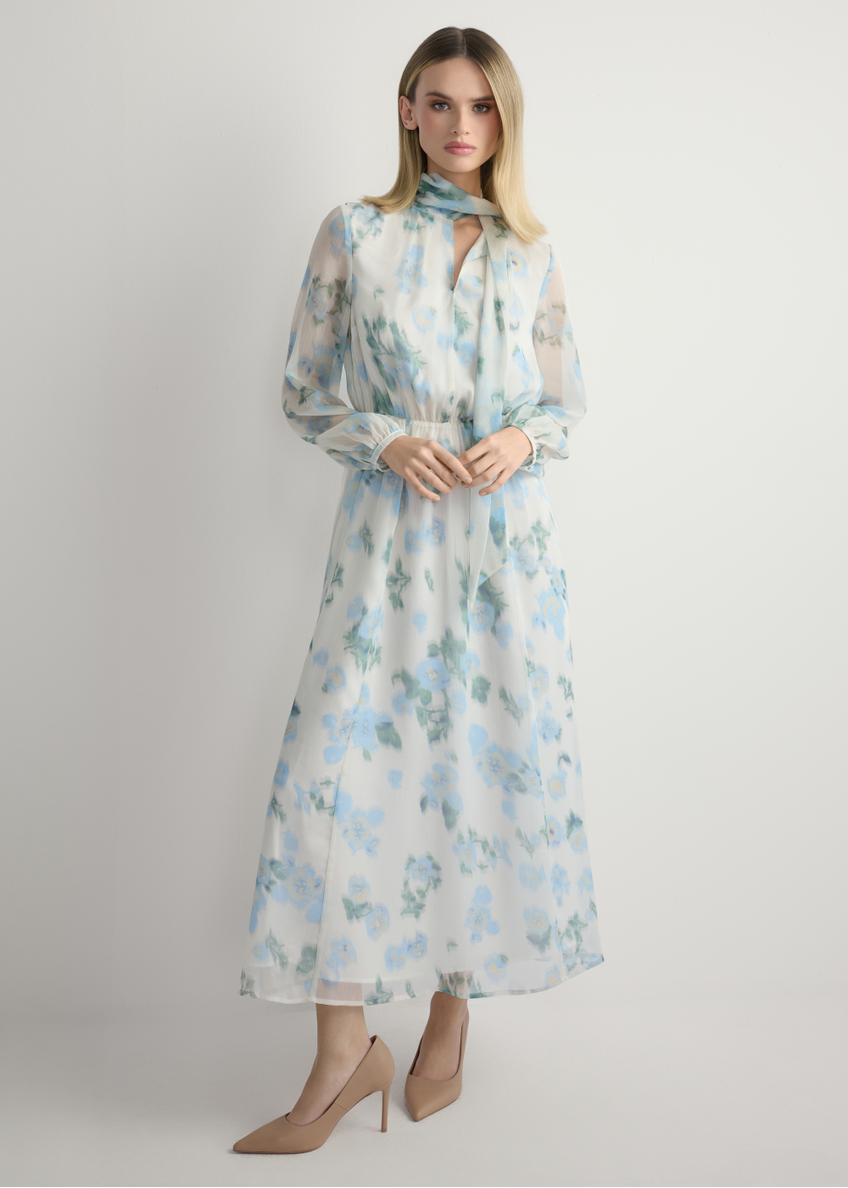 Kremowa sukienka damska w kwiaty SUKDT-0265-7P(W26), widok produktu z przodu na modelce. Widoczna cała sylwetka.