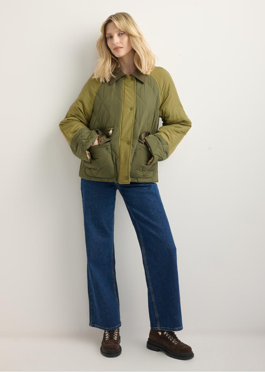 Kurtka damska w kolorze khaki KURDT-0665-8B(Z26), widok produktu z przodu na modelce. Widoczna cała sylwetka.