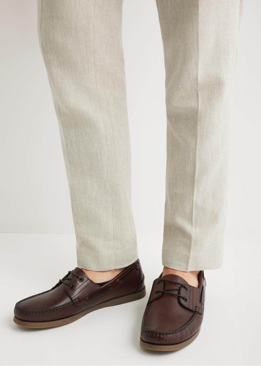 Skórzane buty męskie w kolorze ciemnego brązu BUTYM-0540-1I(W26), widok produktu z przodu na stopach modela.