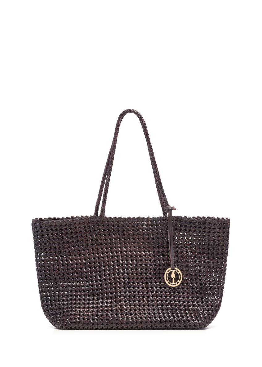 Brązowa skórzana pleciona torebka TORES-1300-1I(W26), widok produktu z przodu na białym tle.