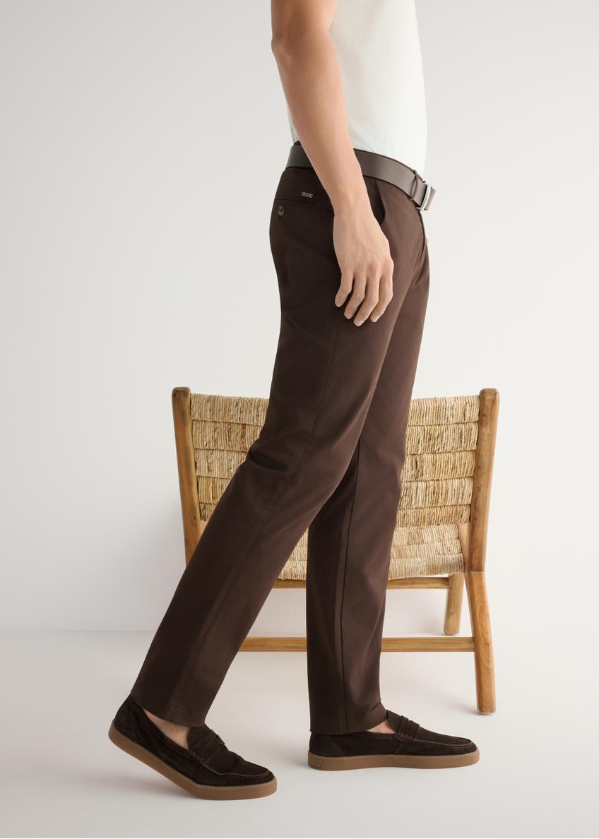 Skórzane brązowe mokasyny męskie BUTYM-0498-1I(W26), widok produktu z boku na stopach modela.