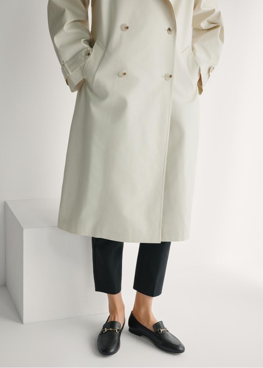 Skórzane czarne mokasyny damskie BUTYD-0916A-99(W26), widok produktu z przodu na stopach modelki.