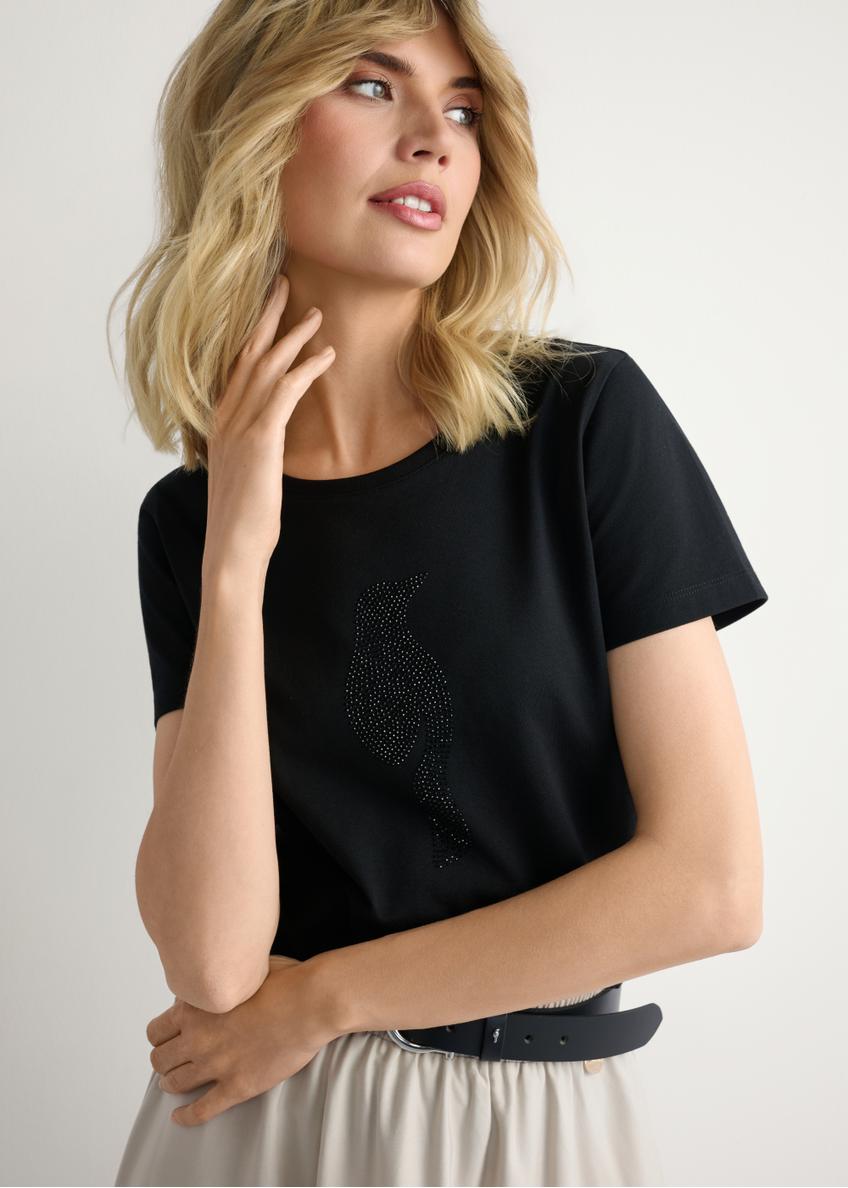 Czarny T-shirt damski z logo TSHDT-0157-99(W26), zbliżenie na detal produktu na sylwetce modelki.