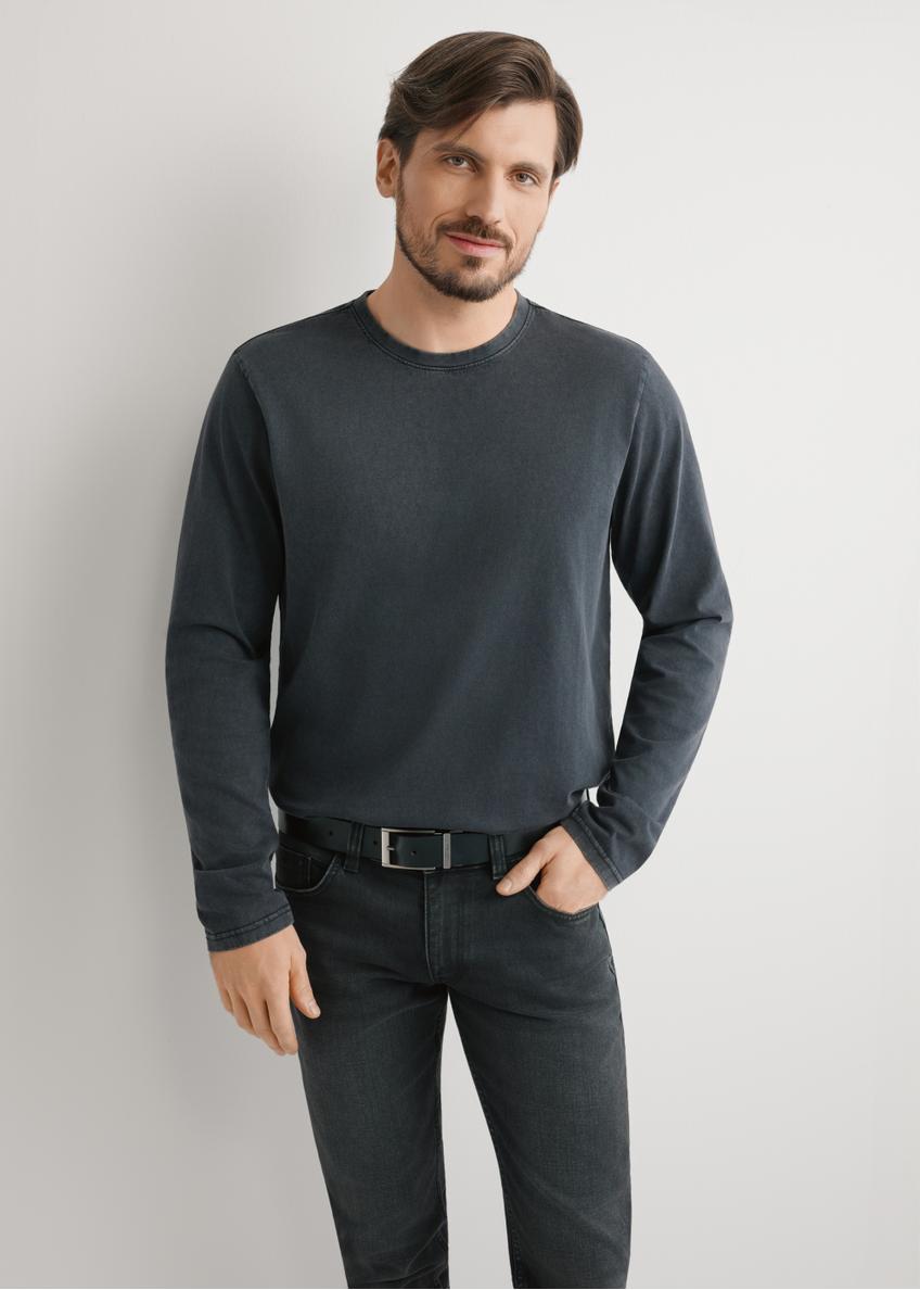 Czarny longsleeve męski LSLMT-0012-99(W26), widok produktu z przodu na modelu. Widoczna połowa sylwetki.