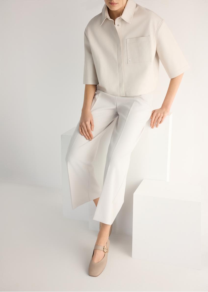 Skórzane baleriny damskie w kolorze chłodnego beżu BUTYD-1244-1K(W26), widok produktu z przodu na stopach modelki.