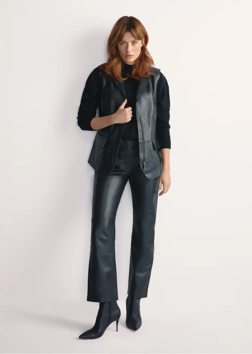 Czarna skórzana kamizelka damska KAMDS-0010-5344(W25), widok produktu przodem na modelce, widoczna cała sylwetka.