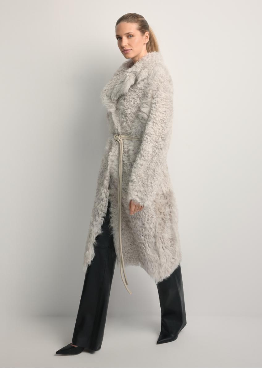 Kremowy dwustronny kożuch damski KOZDS-0091-1394(Z25), widok produktu z przodu na modelce. Widoczna cała sylwetka.