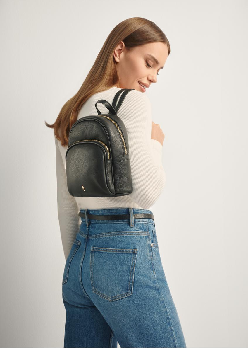 Czarny skórzany plecak damski TORES-1089A-99(W26)