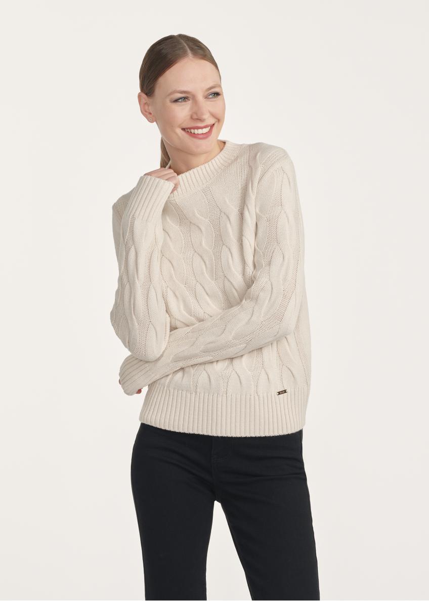 Jasnobeżowy sweter damski z ozdobnym splotem SWEDT-0210-80(Z25), widok produktu z przodu na modelce. Widoczna połowa sylwetki.