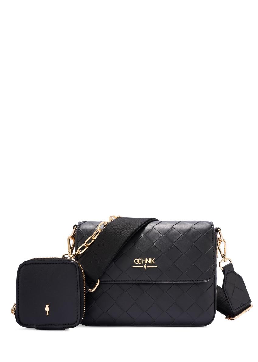 Czarna pleciona torebka damska TOREC-0767-9P(W26) - widok produktu z przodu, na białym tle. 