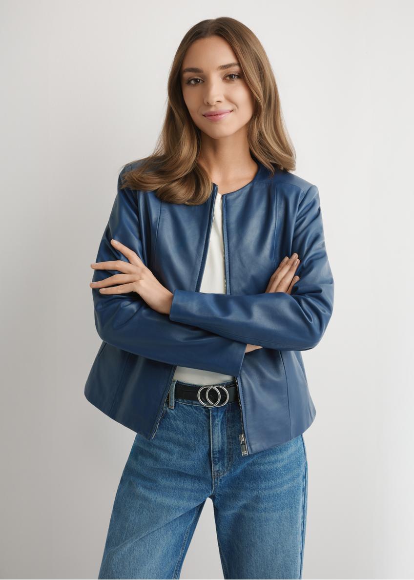 Granatowa skórzana kurtka damska KURDS-0532-7D(W26) - widok produktu z przodu, na modelce, na jasnym tle. Widoczna połowa sylwetki. 