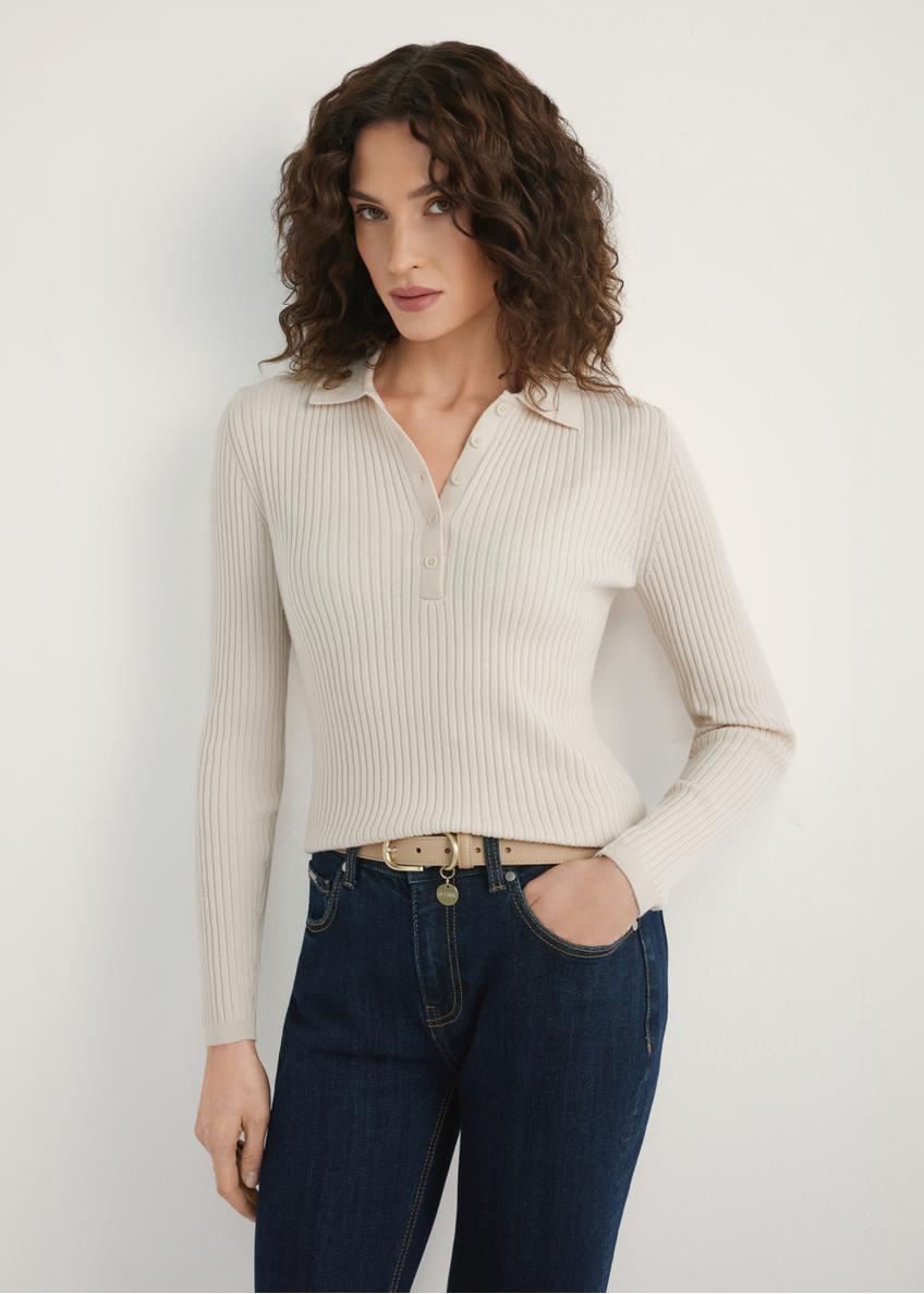 Beżowy wełniany sweter damski SWEDT-0259-1B(W26) - widok produktu z przodu, na modelce, na jasnym tle. Widoczna sylwetka do kolan. 