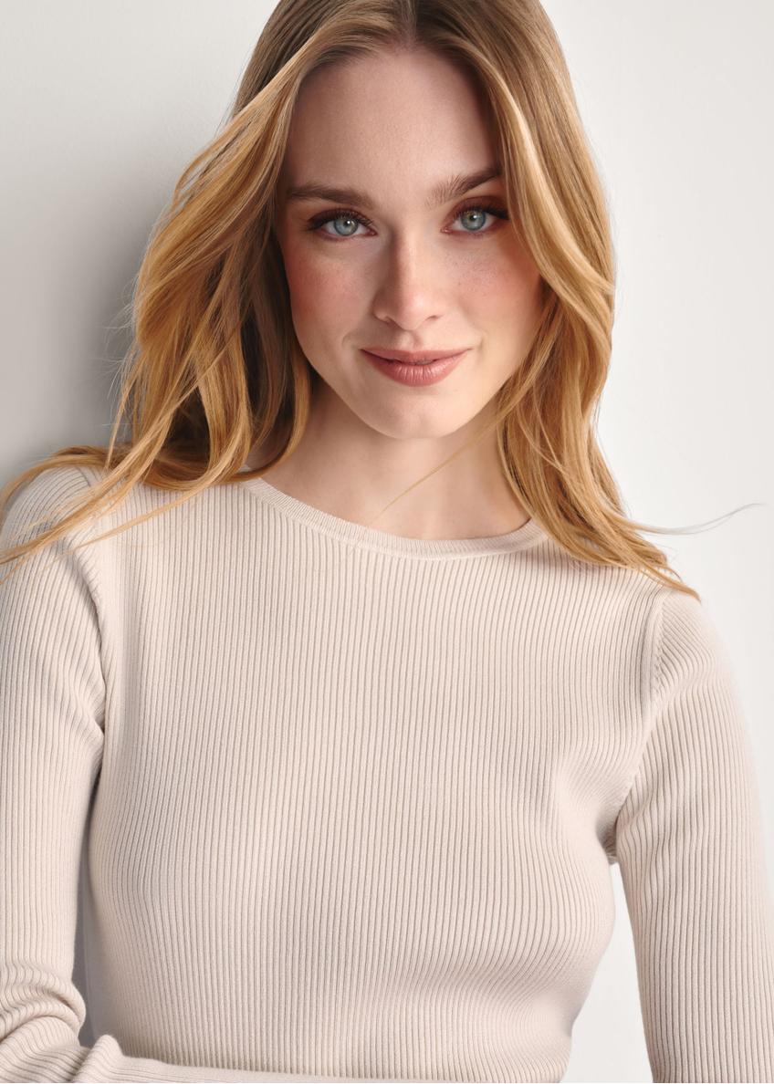 Jasnobeżowy lonsleeve damski LSLDT-0028-80(Z25), zbliżenie na detal produktu na modelce.