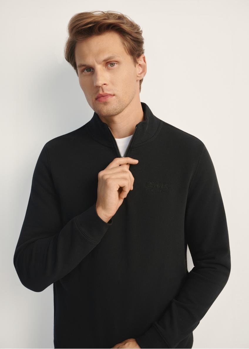 Czarna bluza męska bez kaptura BLZMT-0067-99(Z25), widok produktu z przodu na modelu. Widoczna połowa sylwetki.