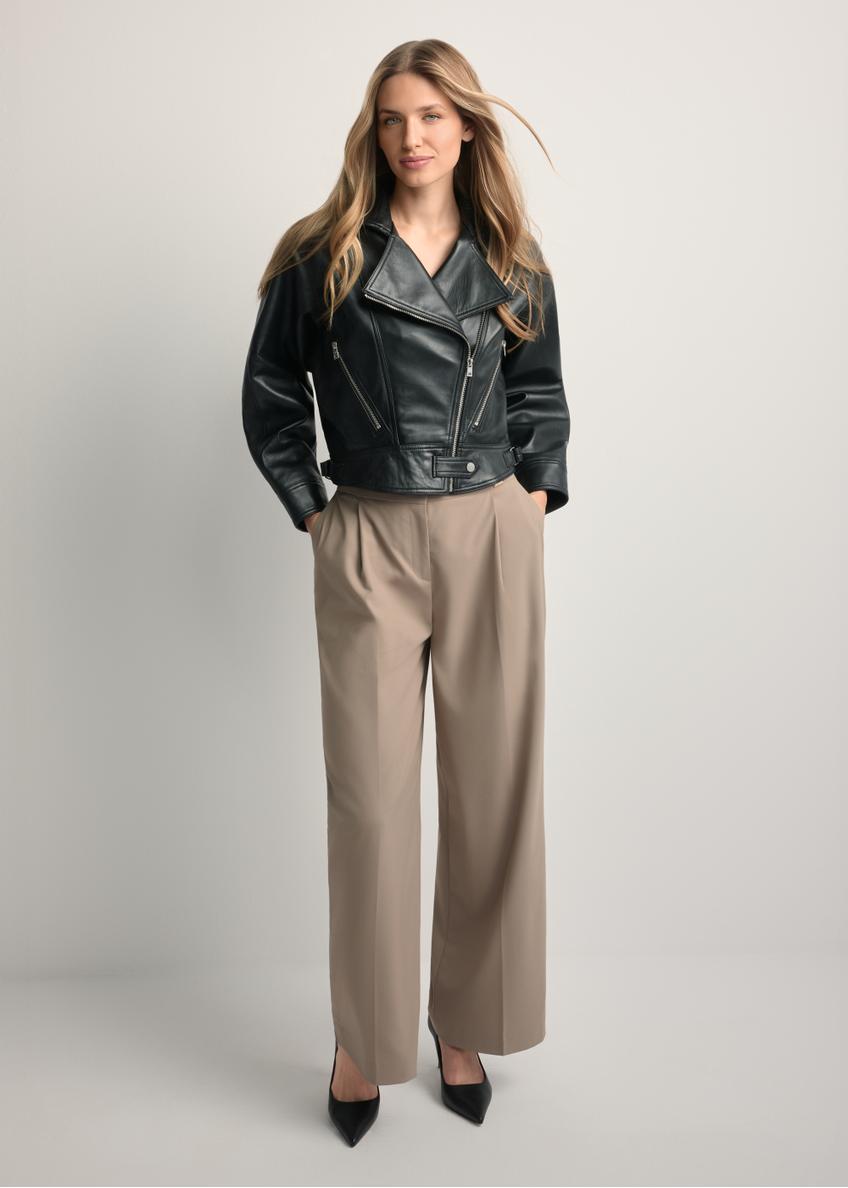 Krótka czarna skórzana kurtka damska KURDS-0607-99(W26)