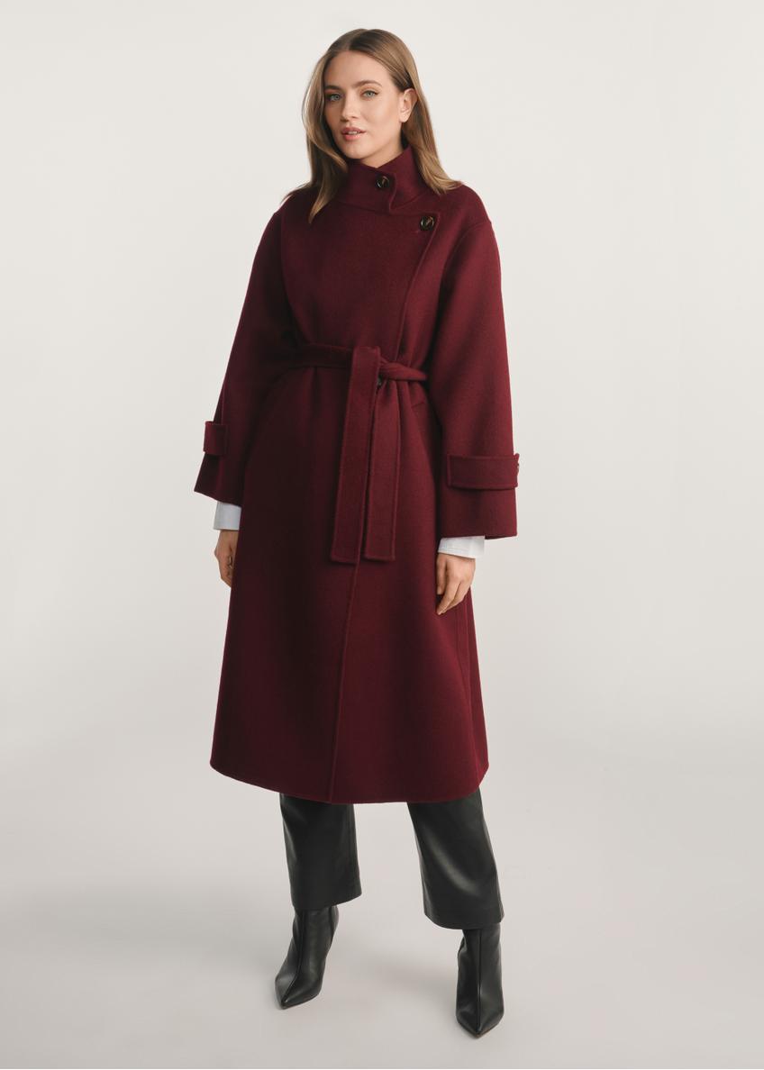 Bordowy płaszcz damski PLADT-0068-49(Z25), produkt widoczny przodem na modelce, widoczna cała sylwetka.