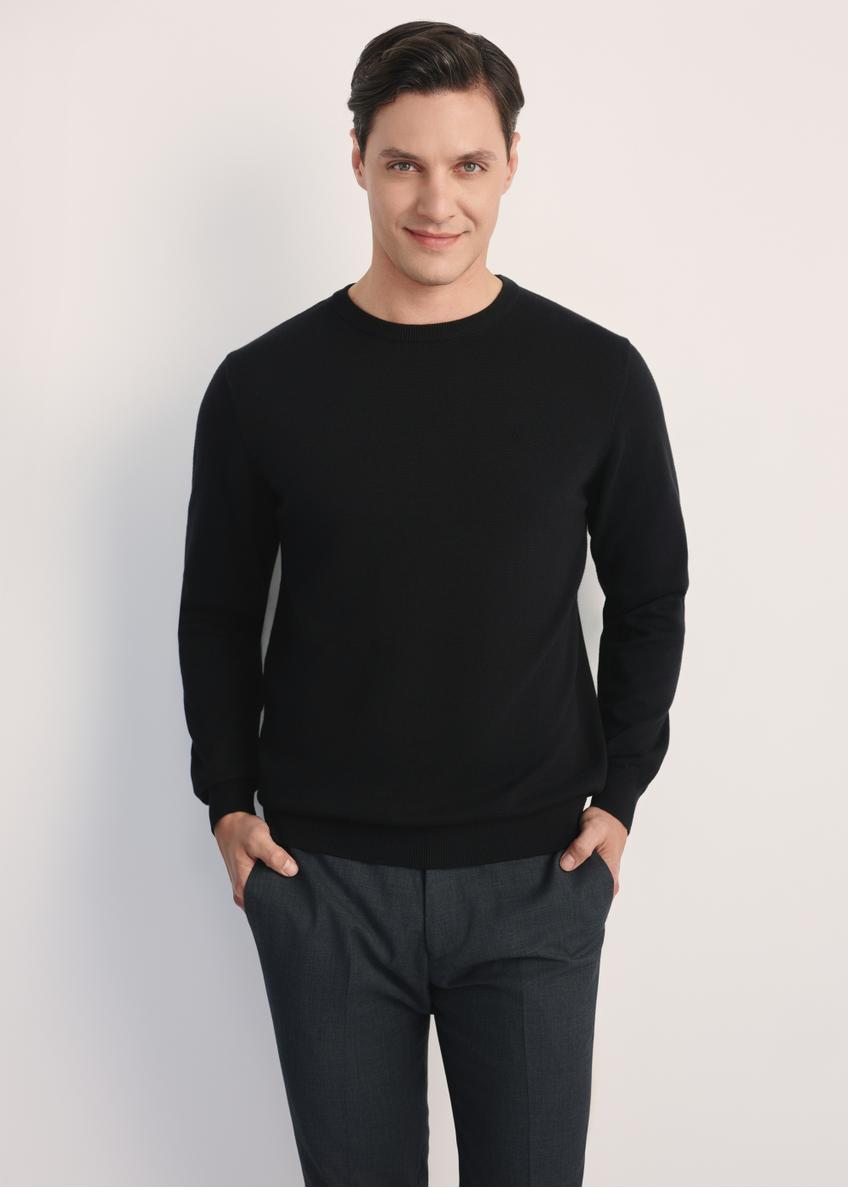 Czarny sweter męski basic SWEMT-0114A-99(Z24), widok produktu od przodu na modelu, widoczne pół sylwetki.