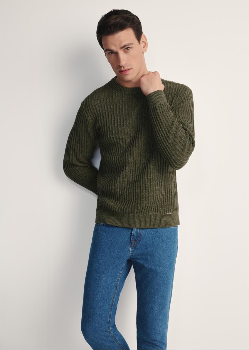 Sweter męski khaki SWEMT-0183-55(Z25), widok produktu z przodu na modelu. Widoczna połowa sylwetki.