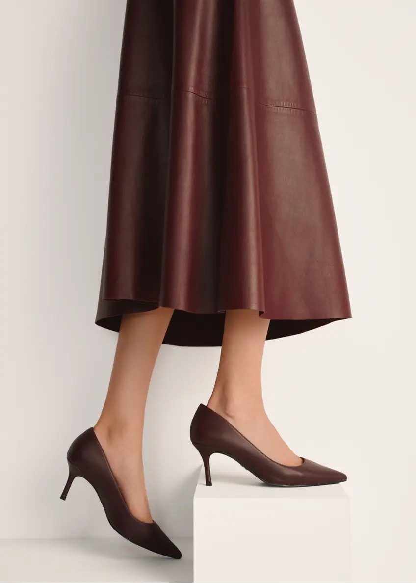 Bordowe skórzane czółenka damskie BUTYD-1031-49(Z25) - widok produktu z boku na białym tle. Widoczna połowa sylwetki.