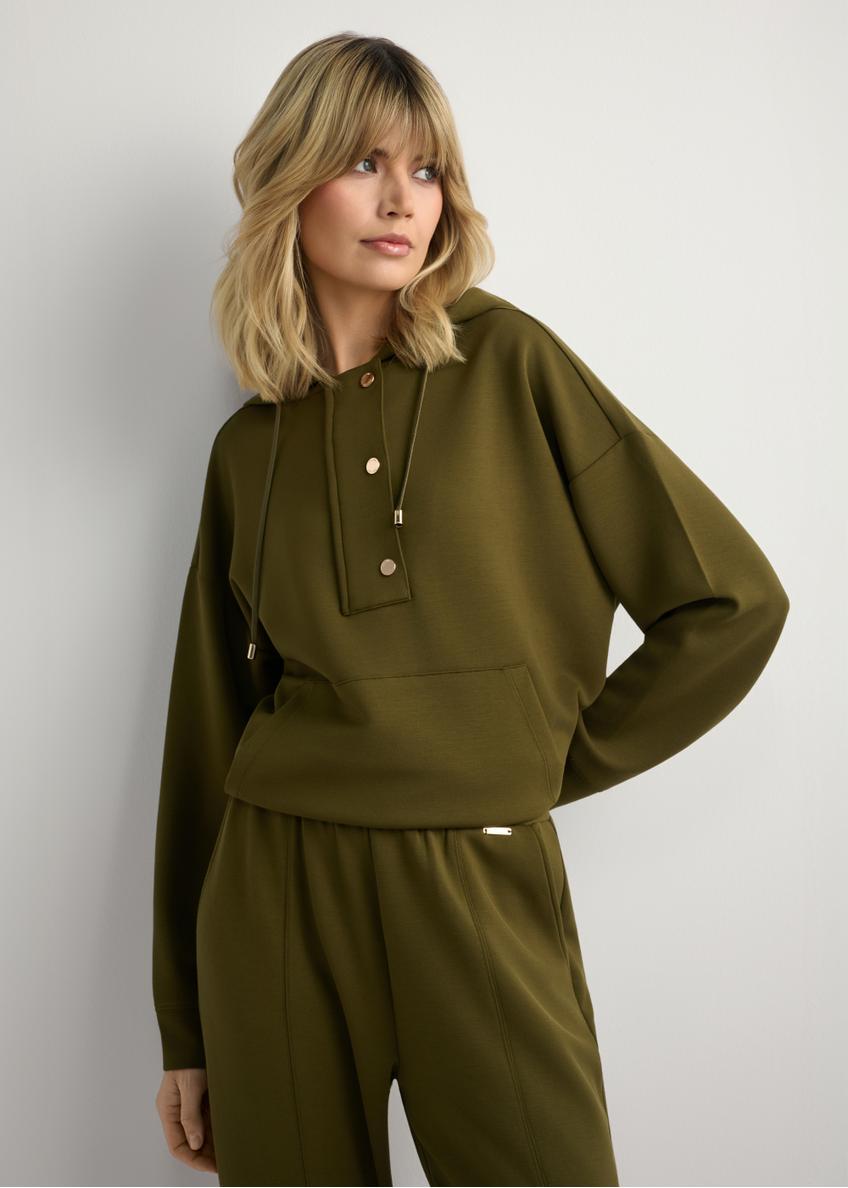 Bluza damska khaki z kapturem BLZDT-0111A-8D(W26), widok produktu z przodu na modelce. Widoczna połowa sylwetki.