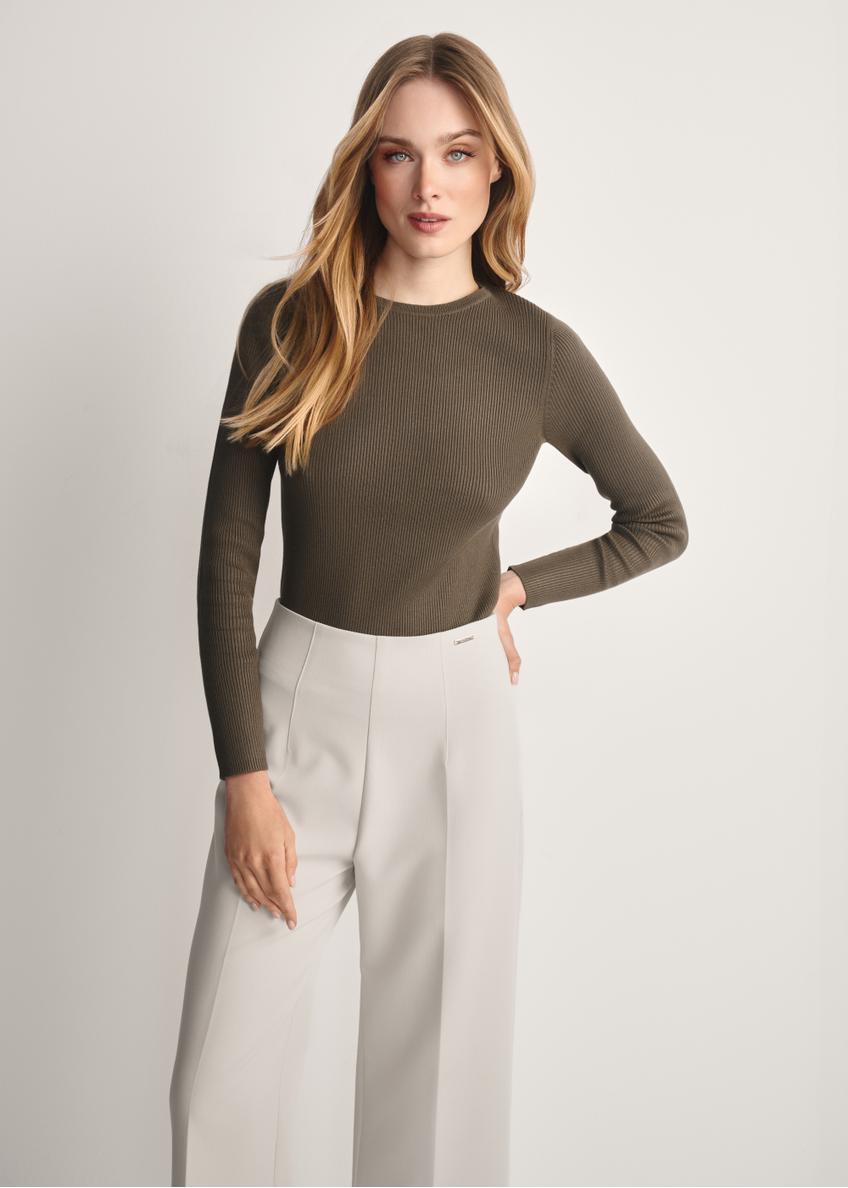 Prążkowany longsleeve damski LSLDT-0028-51(Z25), produkt widoczny przodem na modelce, widoczne pół sylwetki.