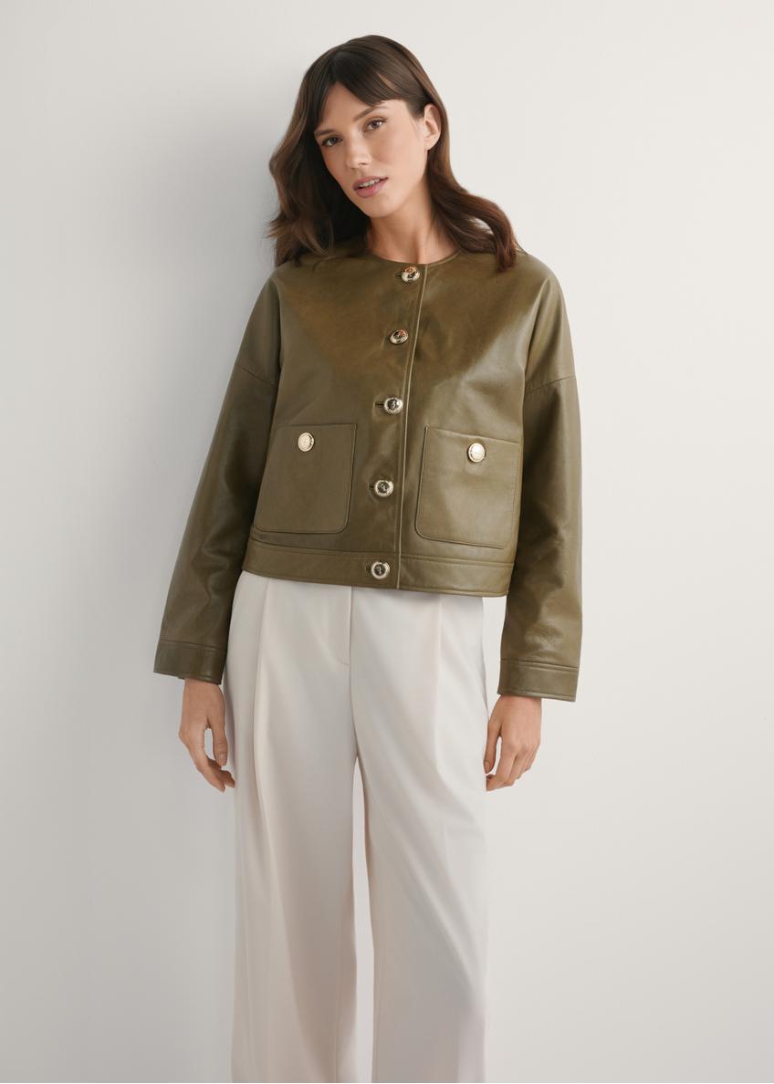 Krótka skórzana kurtka damska khaki KURDS-0590-8D(W26), widok produktu z przodu na modelce. Widoczna połowa sylwetki.