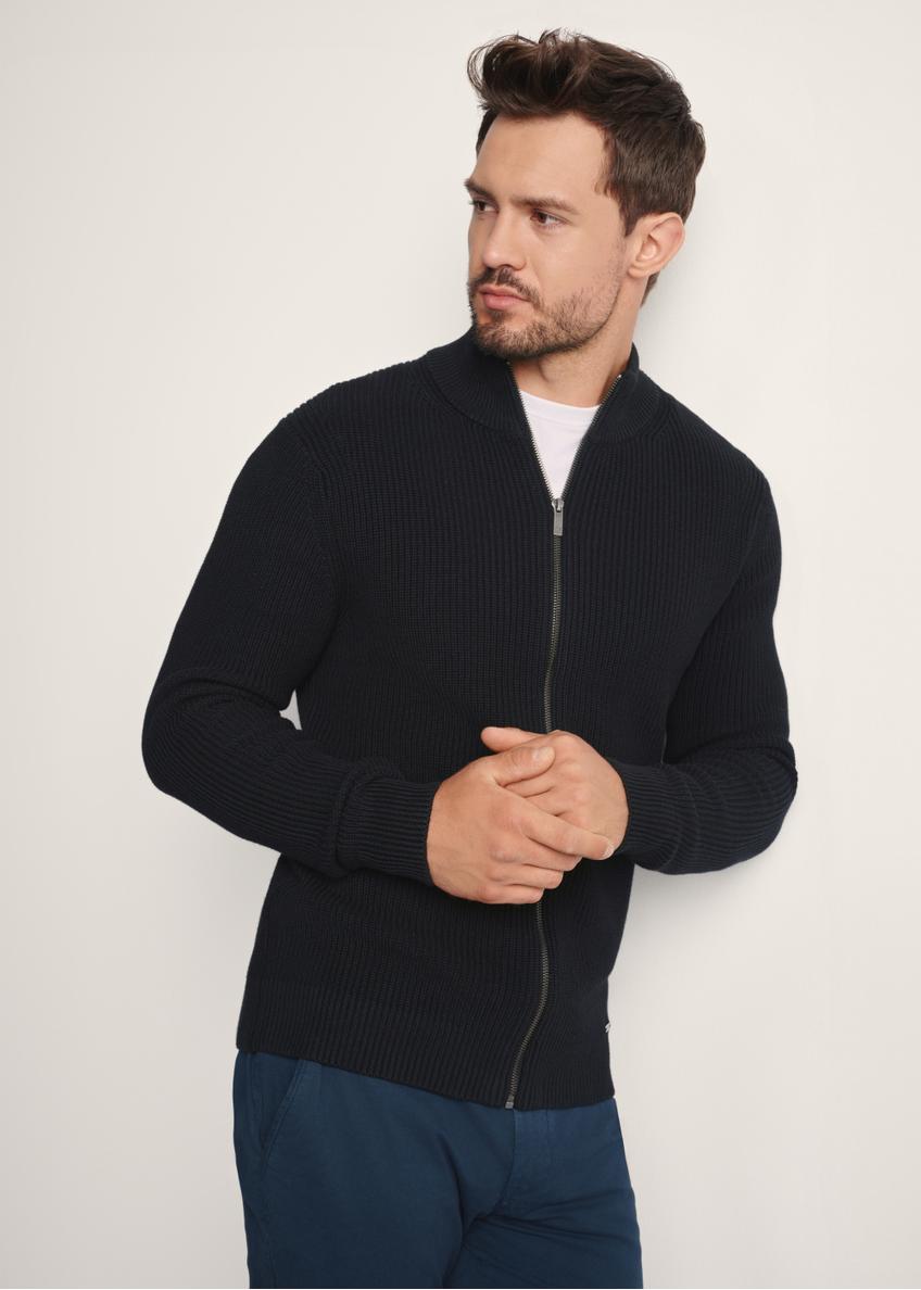 Czarny sweter męski z suwakiem SWEMT-0176-99(Z25), widok produktu z przodu na modelu. Widoczna połowa sylwetki.