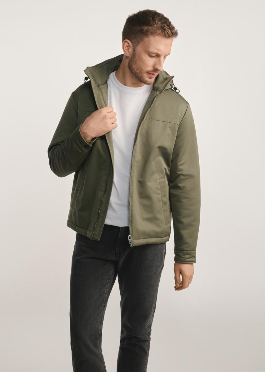 Kurtka męska w kolorze khaki KURMT-0386-54(Z25) - widok produktu z przodu na modelu na białym tle. Widoczna sylwetka do kolan. 
