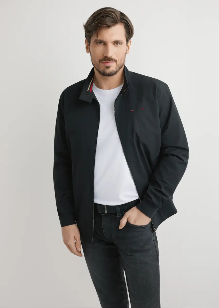 Czarna lekka kurtka przejściowa męska KURMT-0370-99(W25), widok produktu z przodu na modelu. Widoczna połowa sylwetki.